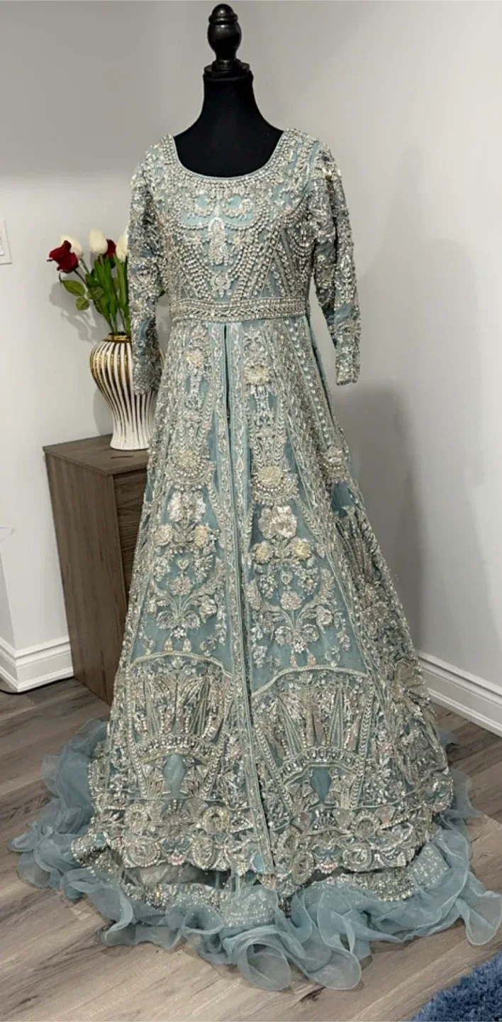 Elegant Pakistani Bridal Dress image indicator(2)