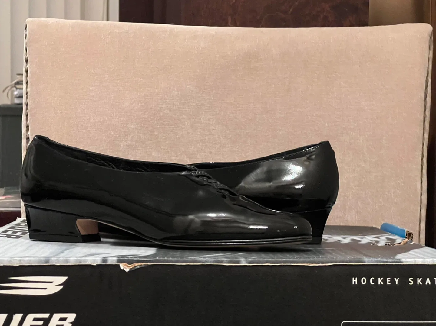 Pillow Tabitha Amalfi Black Women’s Shoes Size 7.5B. image indicator(4)