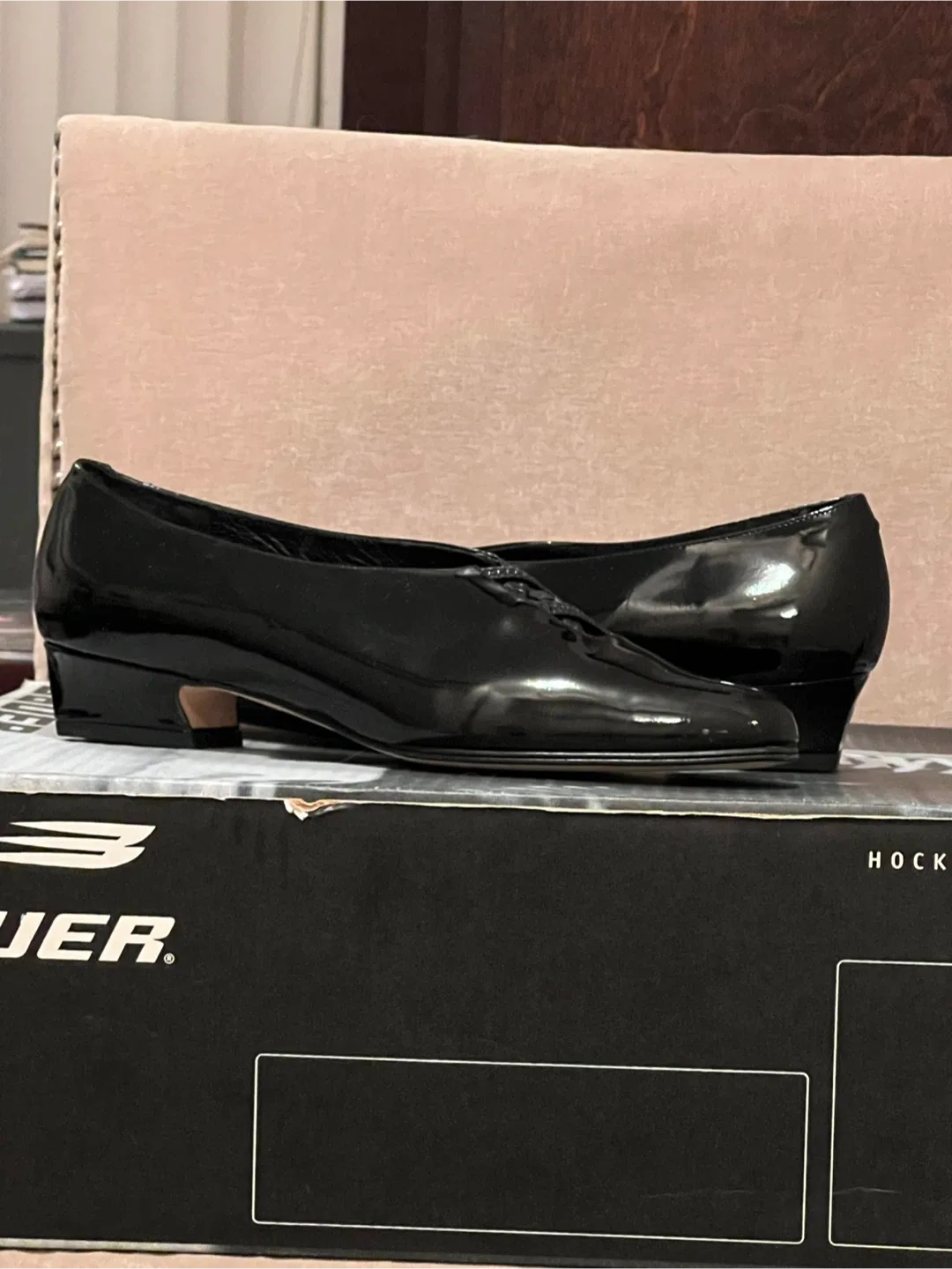 Pillow Tabitha Amalfi Black Women’s Shoes Size 7.5B. image indicator(5)