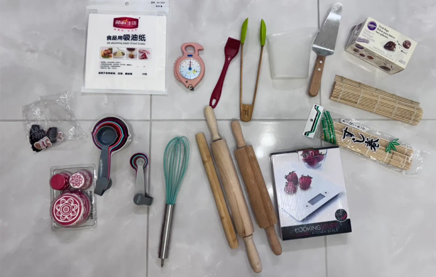 29 items Baking Pans & Kitchen Tools Bundle thumbnail