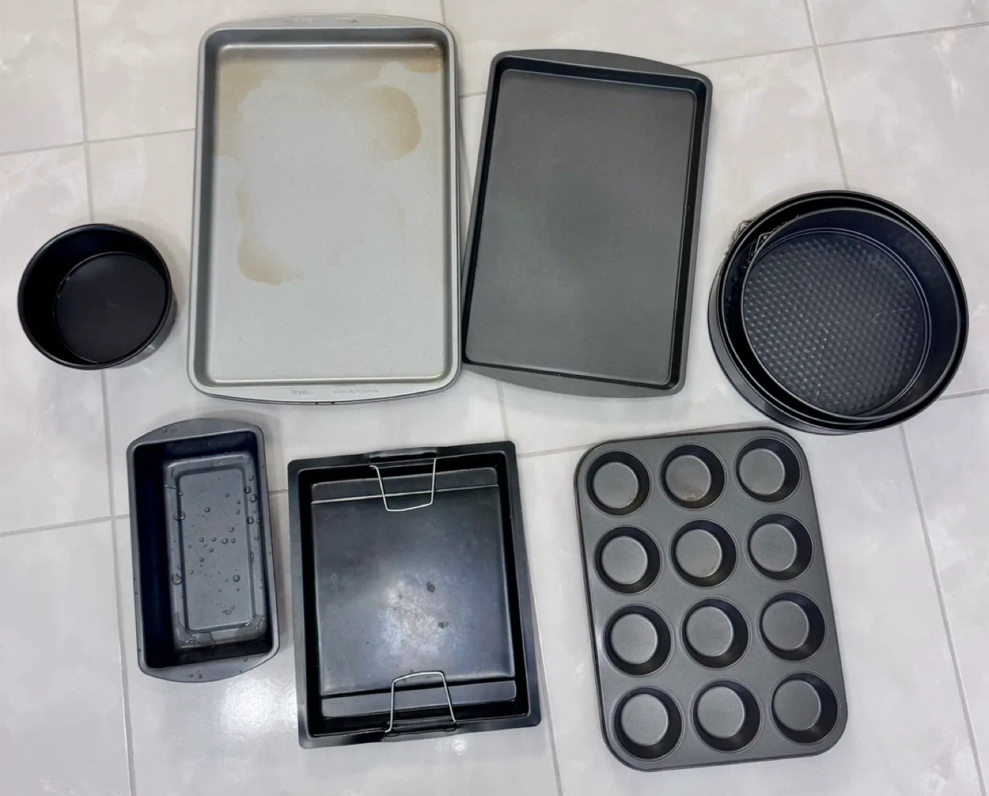 29 items Baking Pans & Kitchen Tools Bundle image indicator(2)