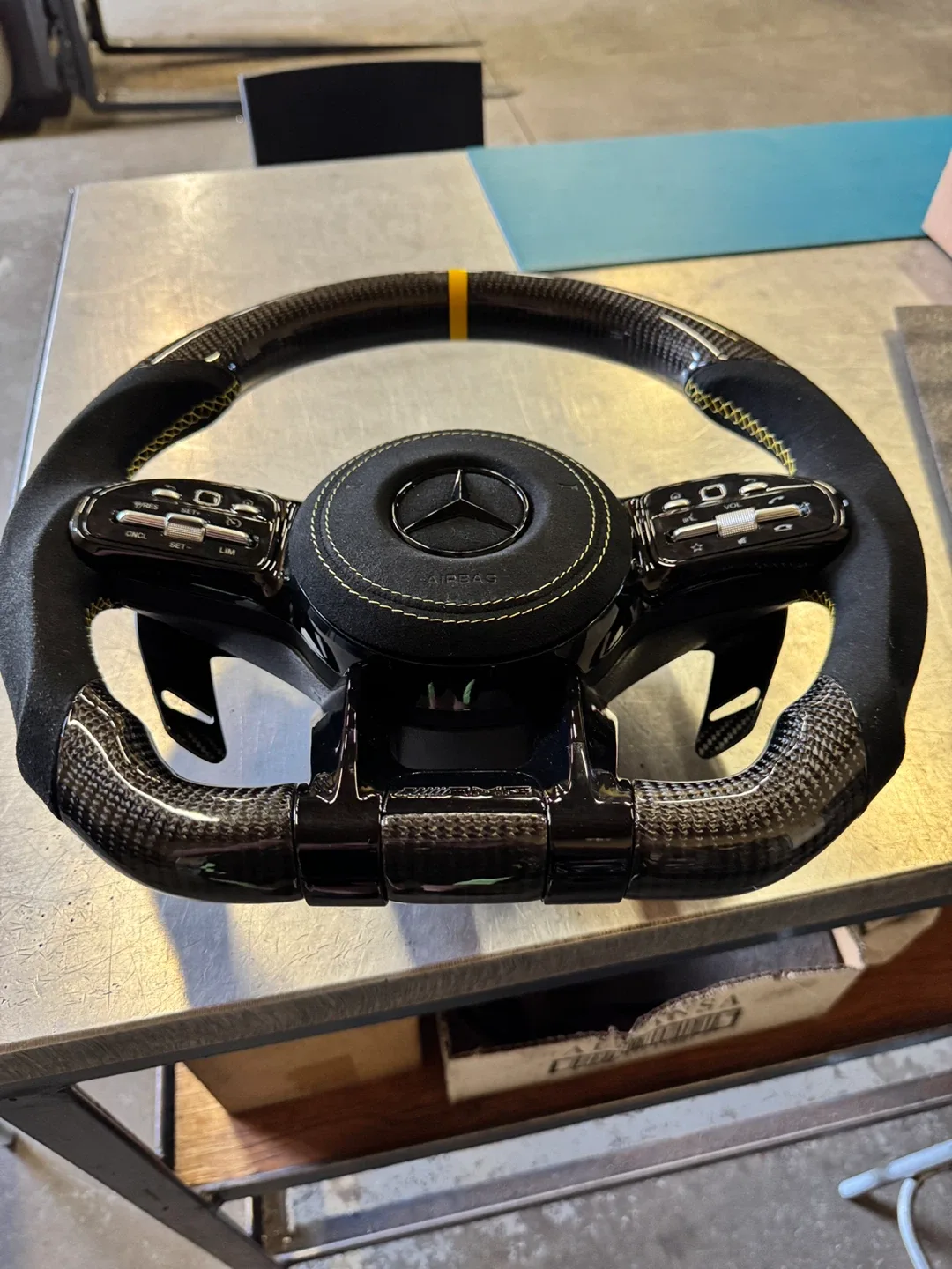 Mercedes-AMG Performance Steering Wheel image indicator(2)