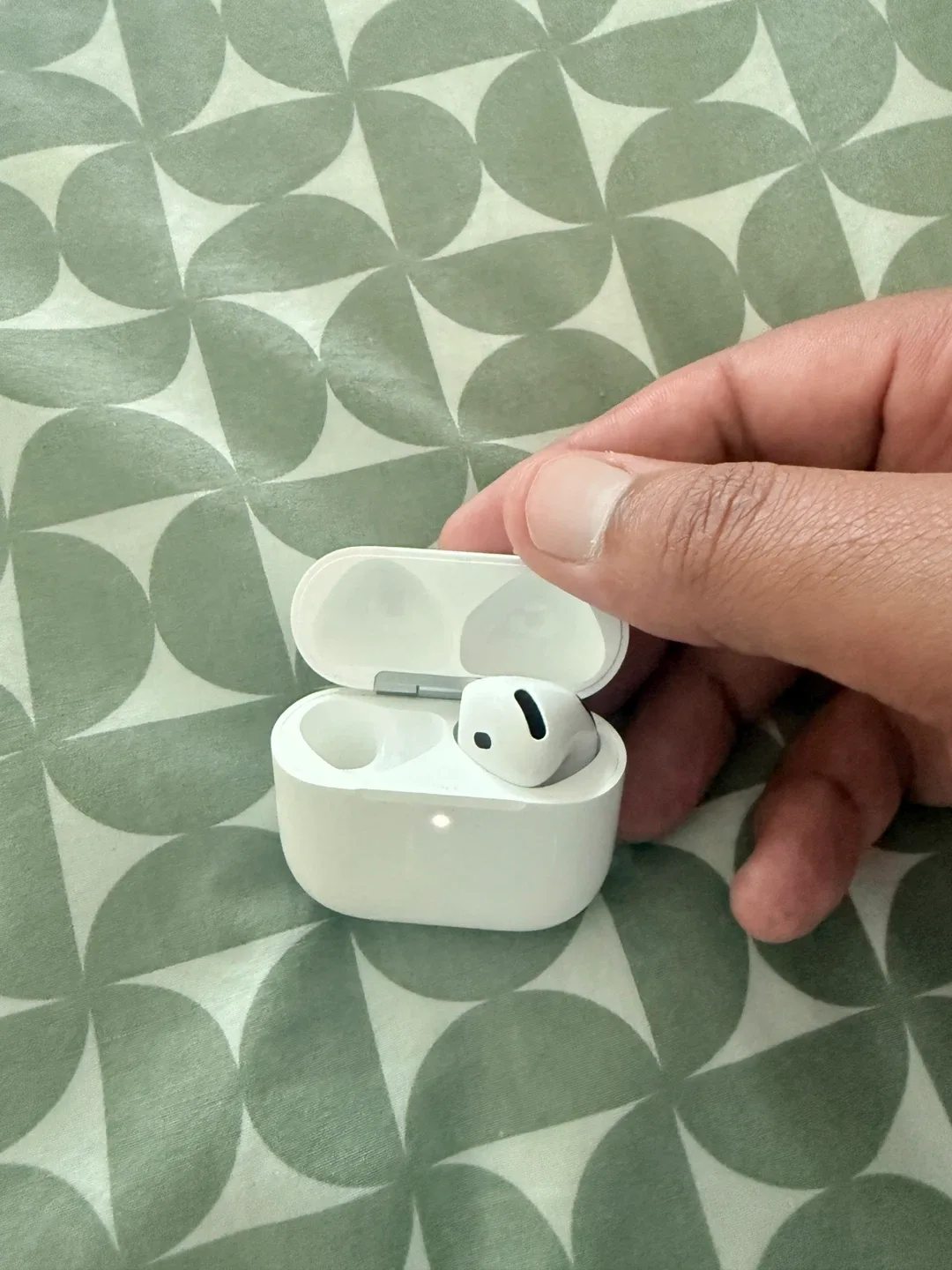 Apple AirPods Pro 4 image indicator(2)
