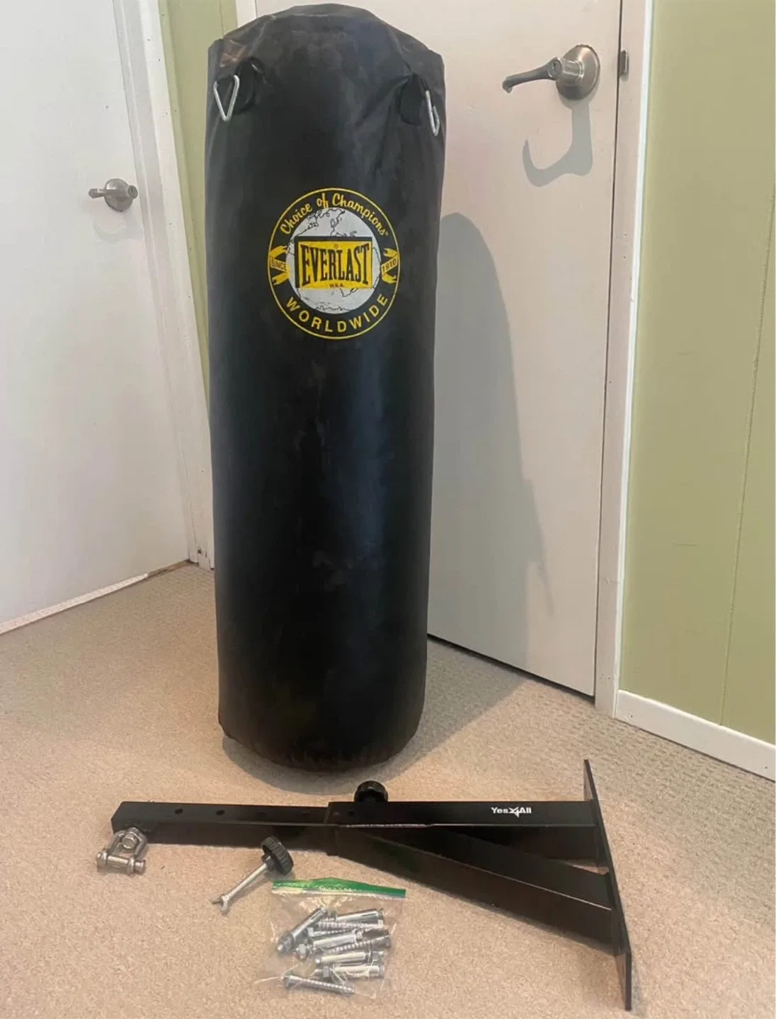 Everlast Punching Bag & Yes4All Wall Mount image indicator(3)