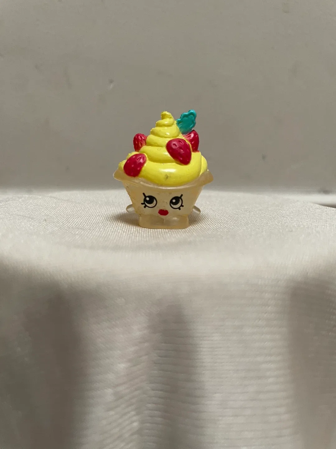 Shopkins Season 2 Strawberries and Cream exclusive thumbnail