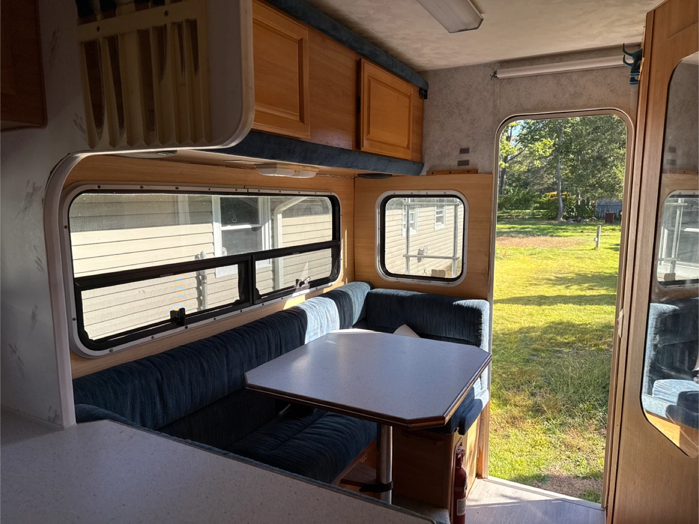 2000 Lance 1030 slide in bed camper - photo 5