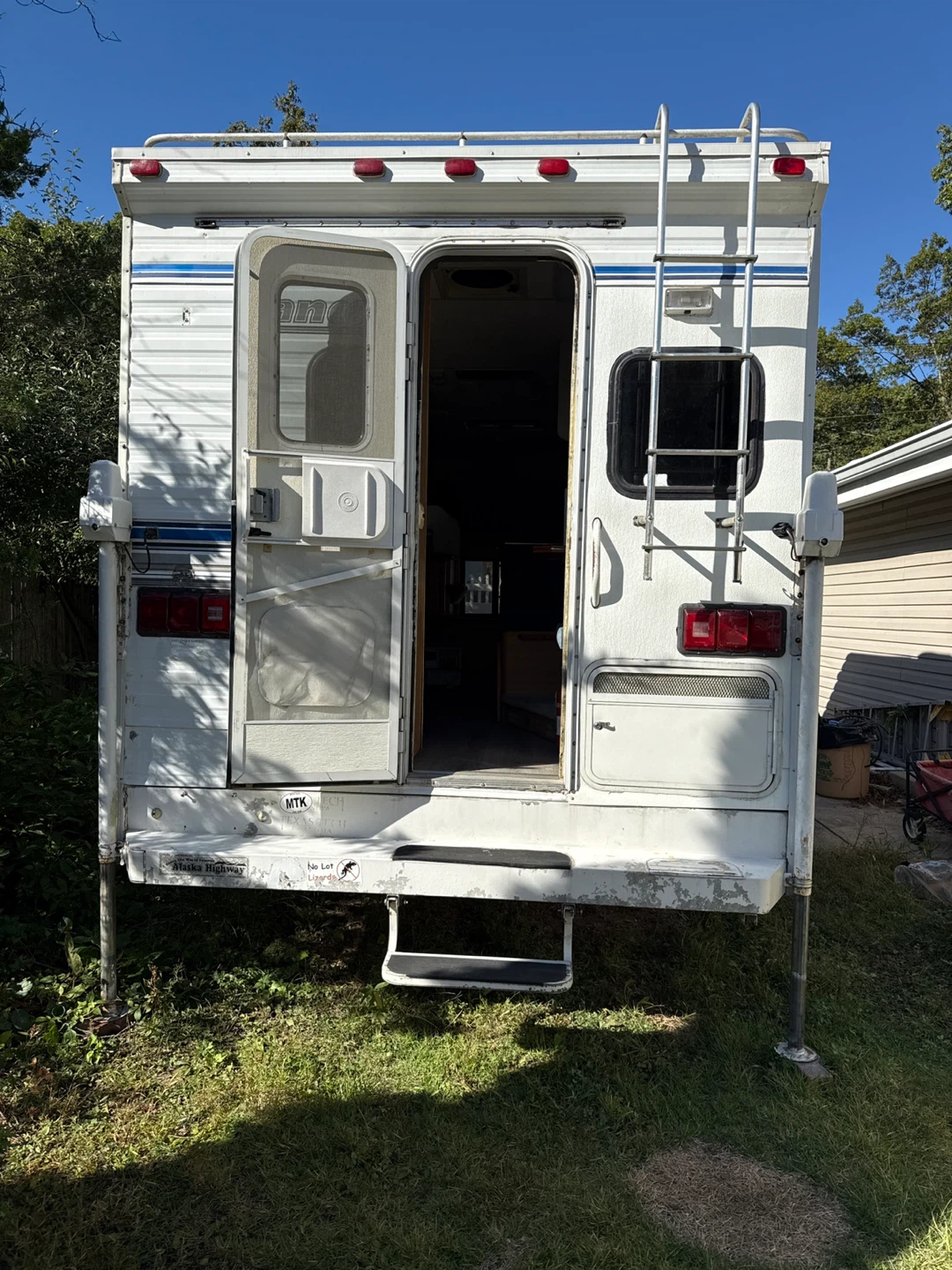 2000 Lance 1030 slide in bed camper - photo 4