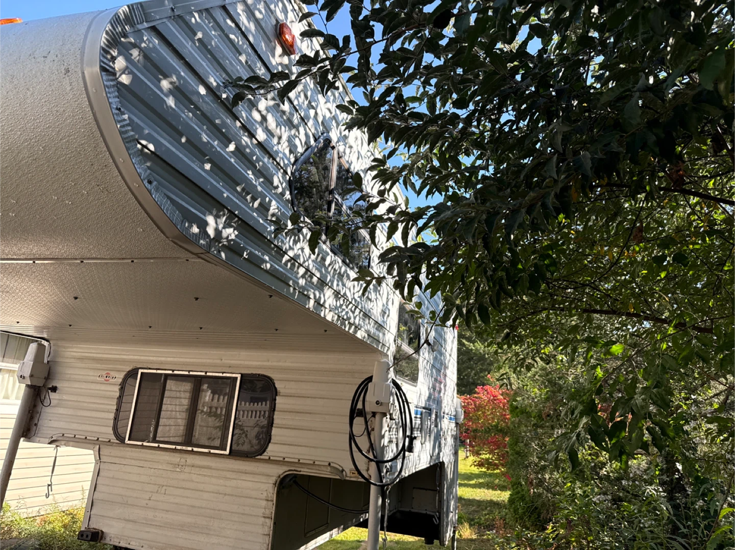 2000 Lance 1030 slide in bed camper - photo 3