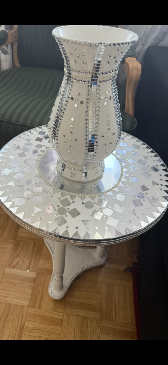 Mosaic Accent Table with Vase image indicator(2)