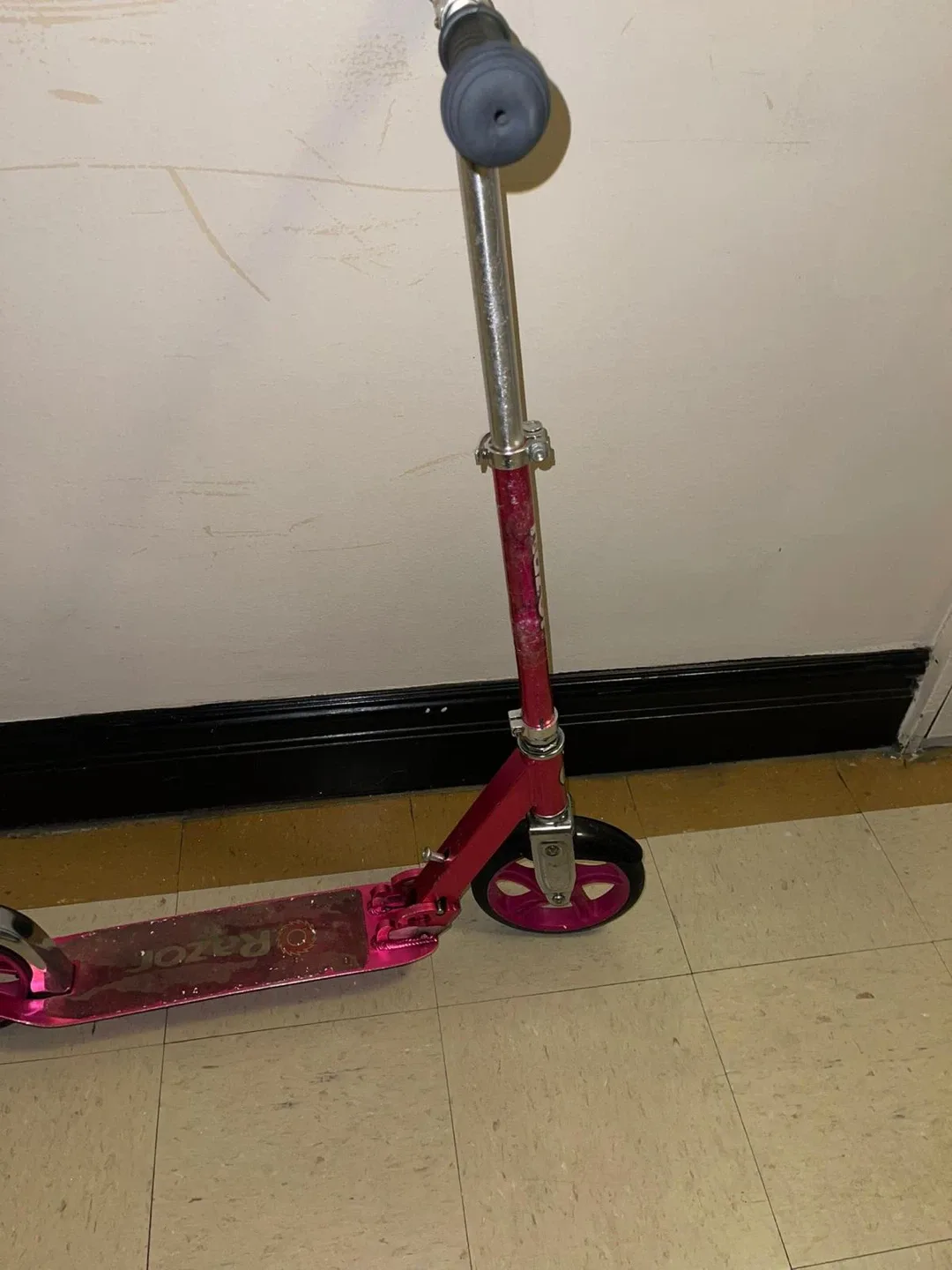 Razor A5 Lux Kick Scooter - Pink image indicator(3)