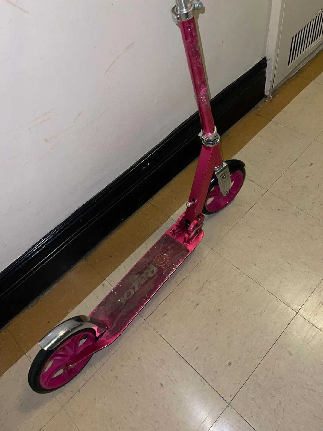 Razor A5 Lux Kick Scooter - Pink image indicator(6)