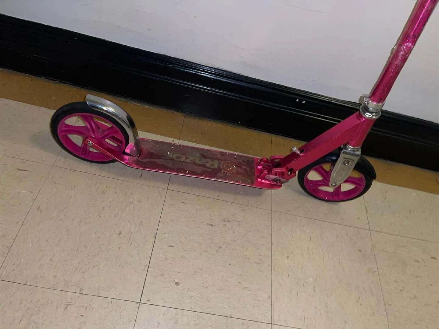 Razor A5 Lux Kick Scooter - Pink image indicator(4)