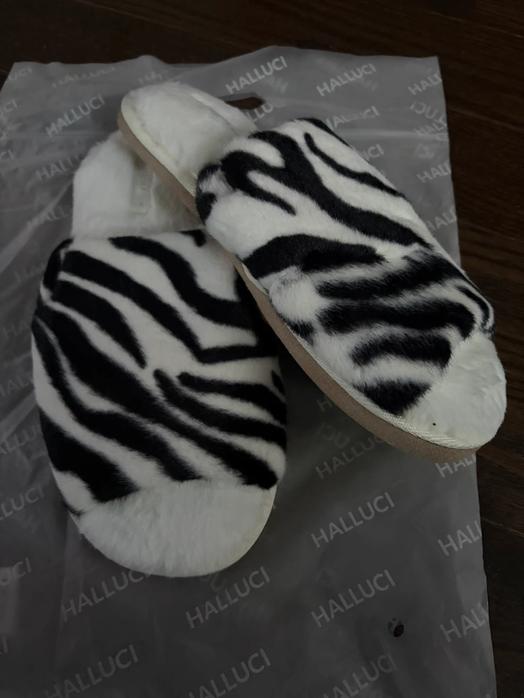 Halluci Zebra Print Slippers - Size 8/9