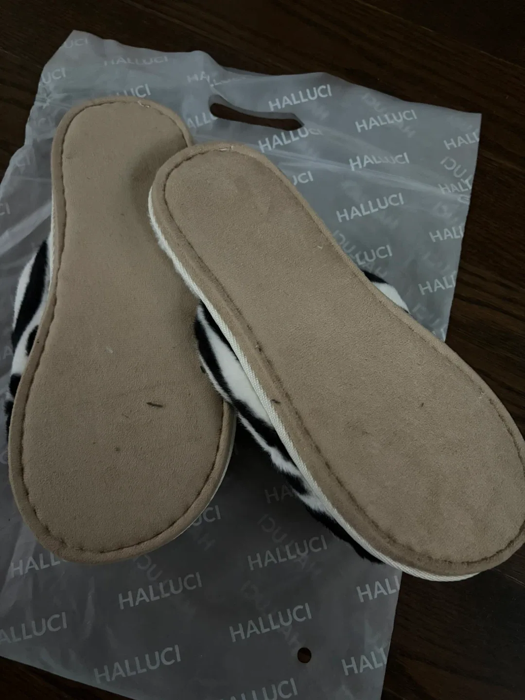 Halluci Zebra Print Slippers - Size 8/9 image indicator(3)