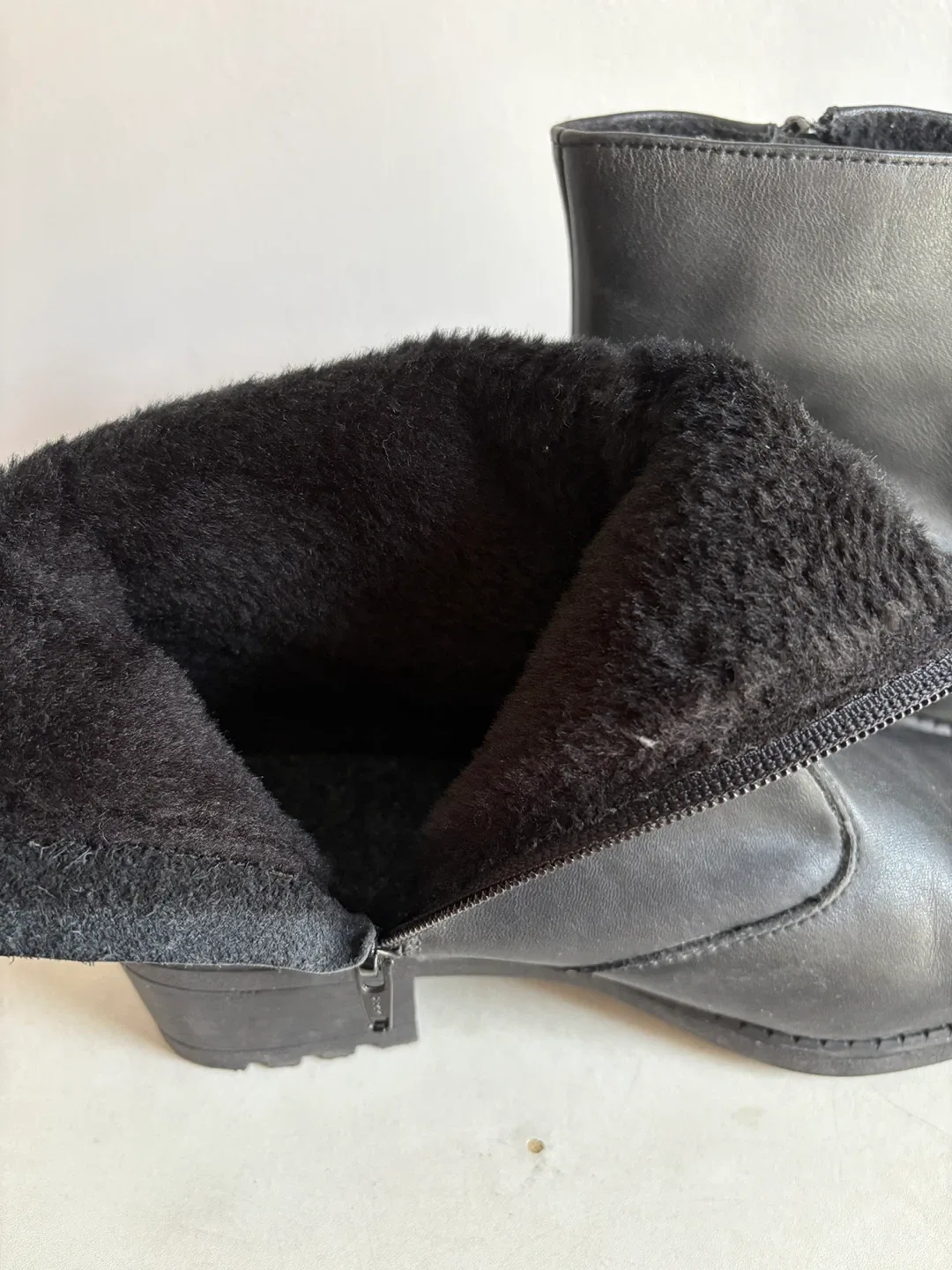 Fitsall Black Leather Ankle Boots Size 7.5 image indicator(2)