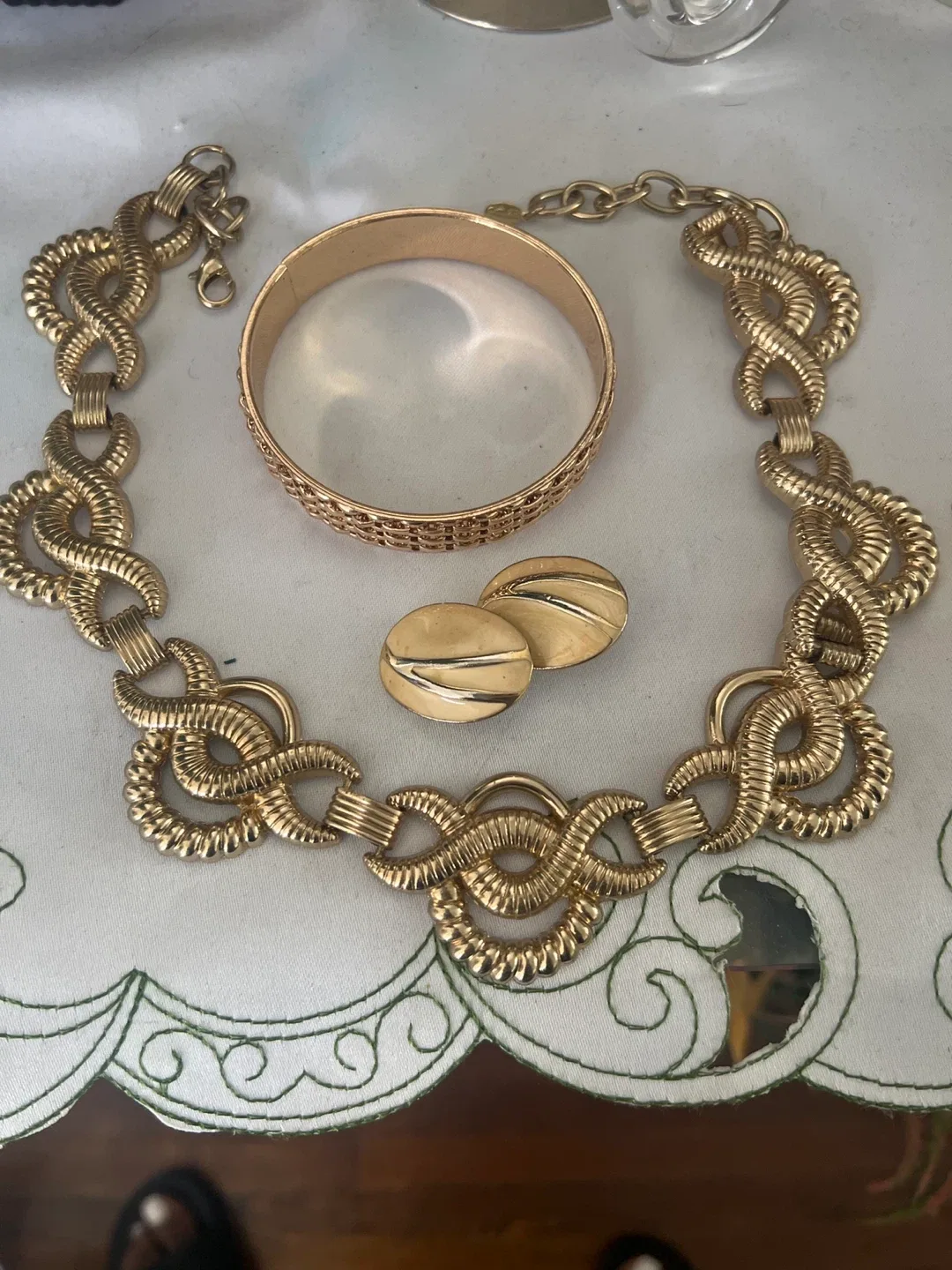 Vintage Gold Tone Jewellery Set thumbnail