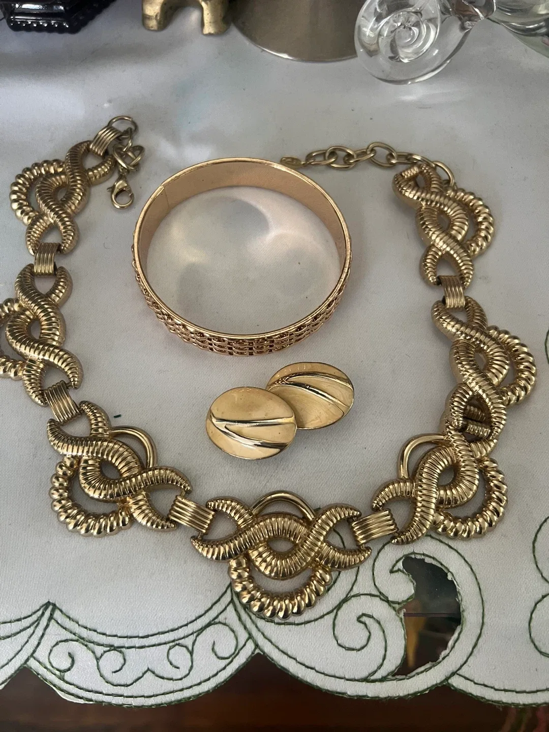 Vintage Gold Tone Jewellery Set image indicator(3)
