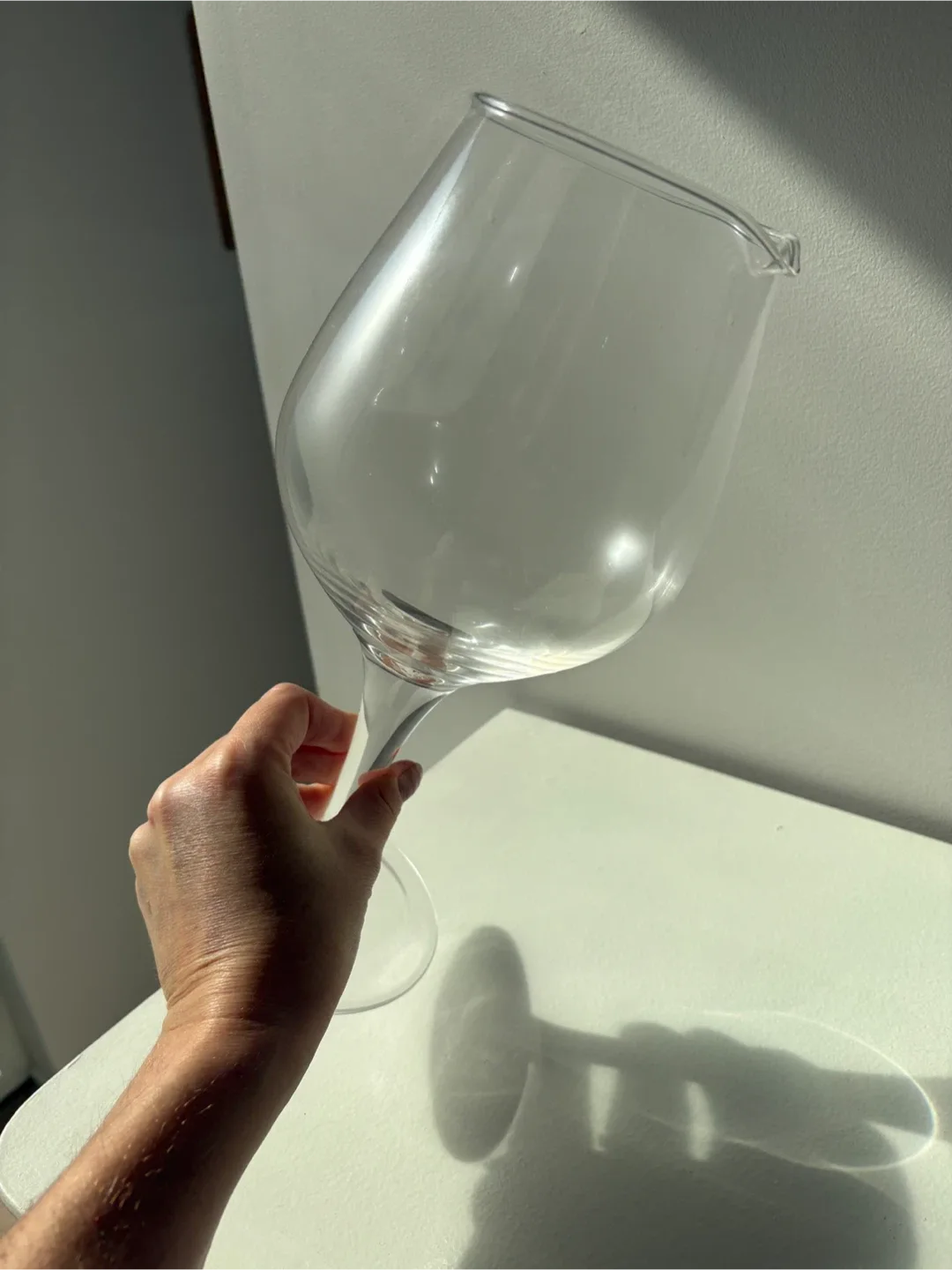 Large Wine Decanter with Pour Spout image indicator(2)