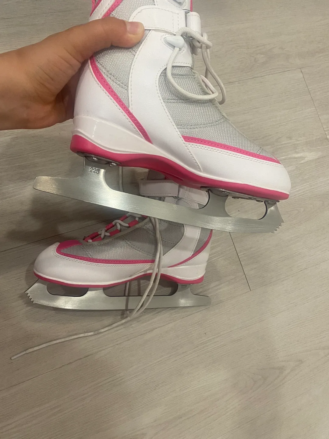 VIC Girls' Figure Skates - Size J4 image indicator(5)