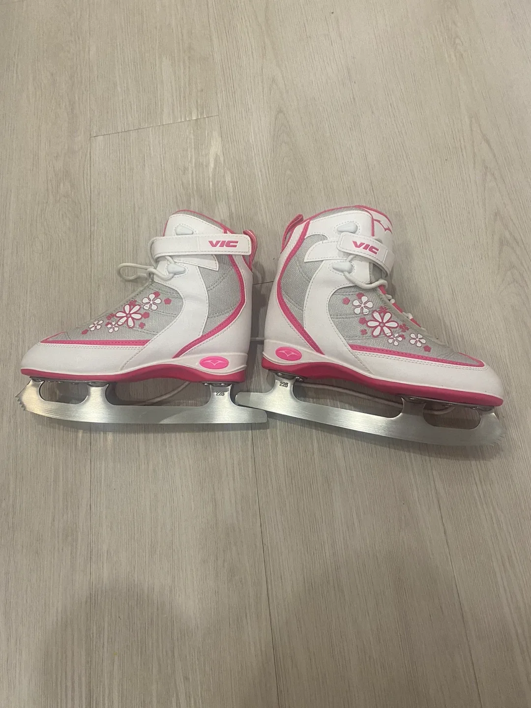 VIC Girls' Figure Skates - Size J4 image indicator(2)