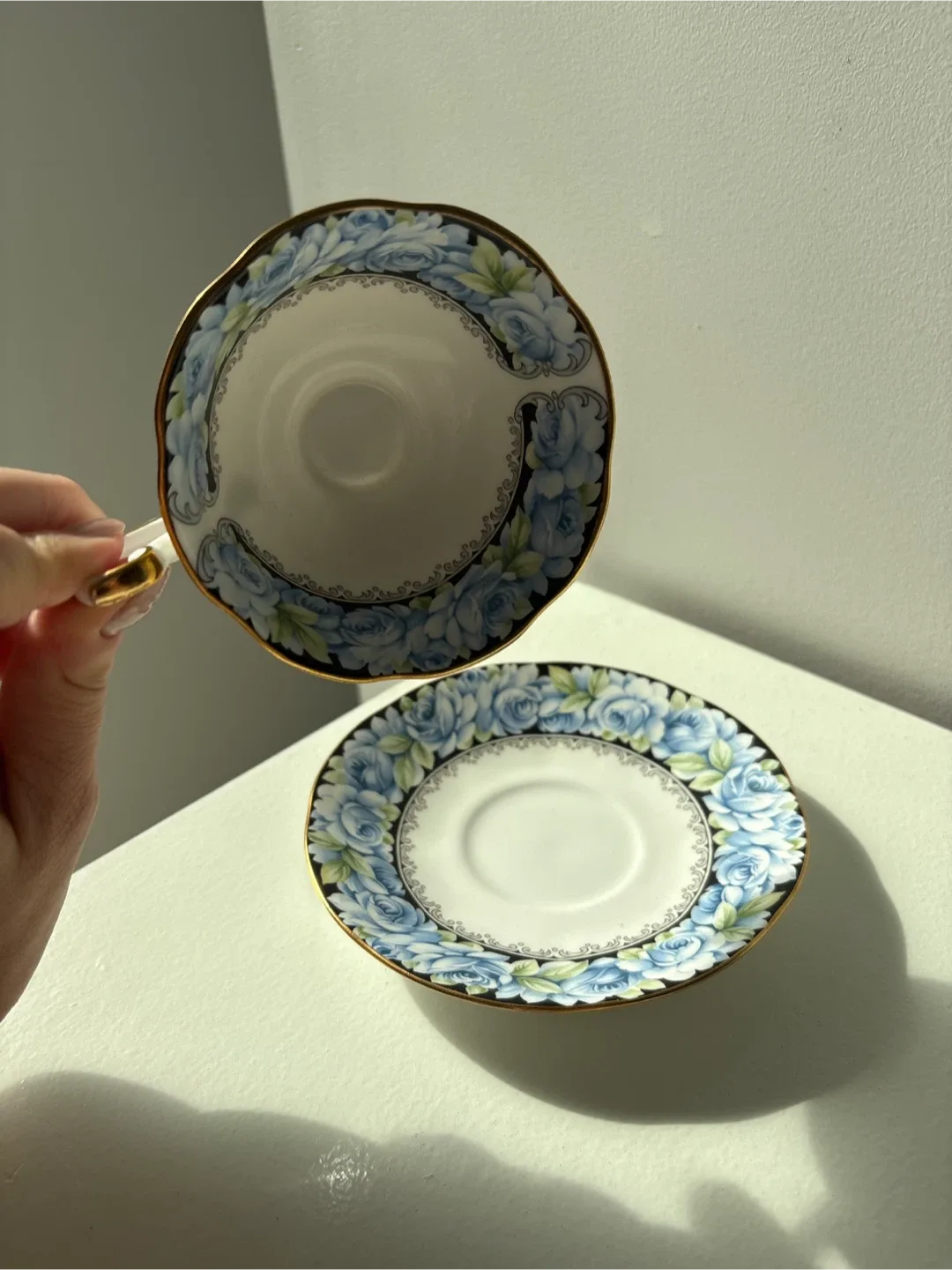 Queen's Elizabeth Rose Fine Bone China Teacup & Saucer image indicator(2)