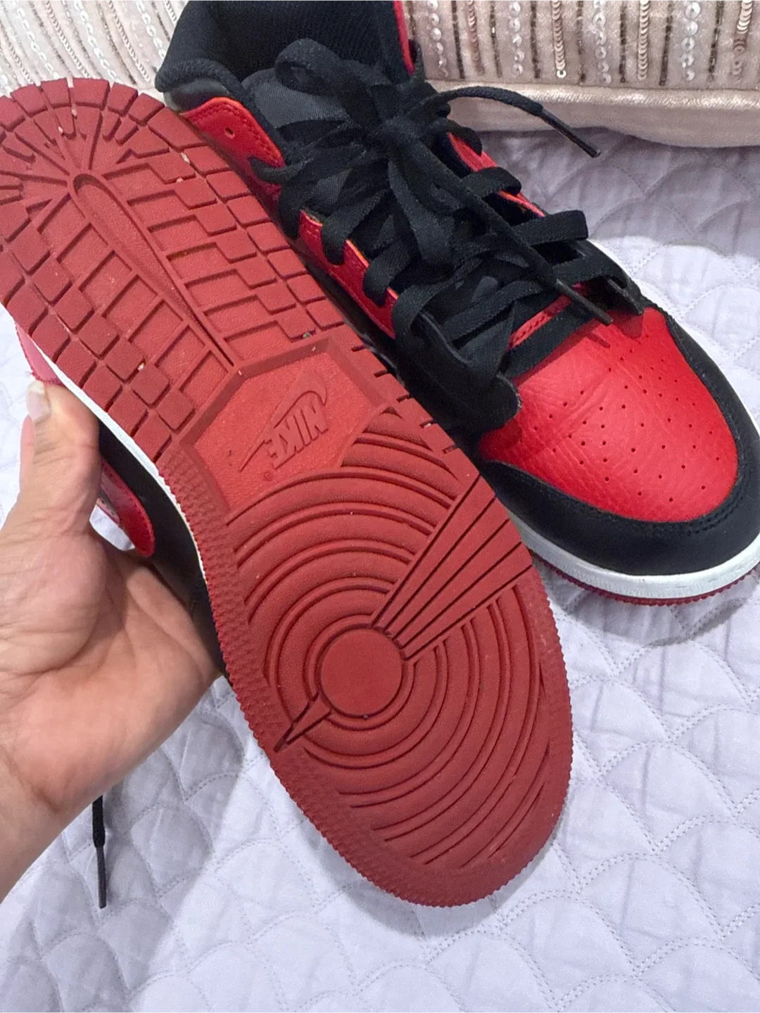 Nike Air Jordan 1 Mid, Red/Black, US 6.5Y image indicator(5)