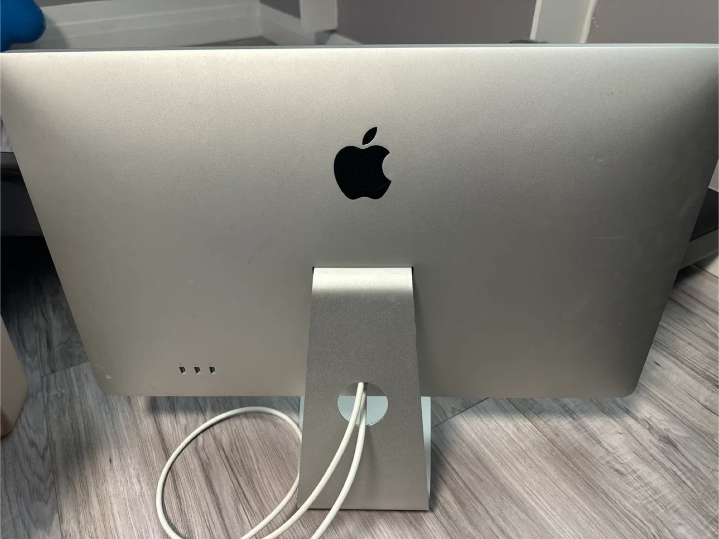 Apple 27-inch thunderbolt Desktop Monitor image indicator(2)