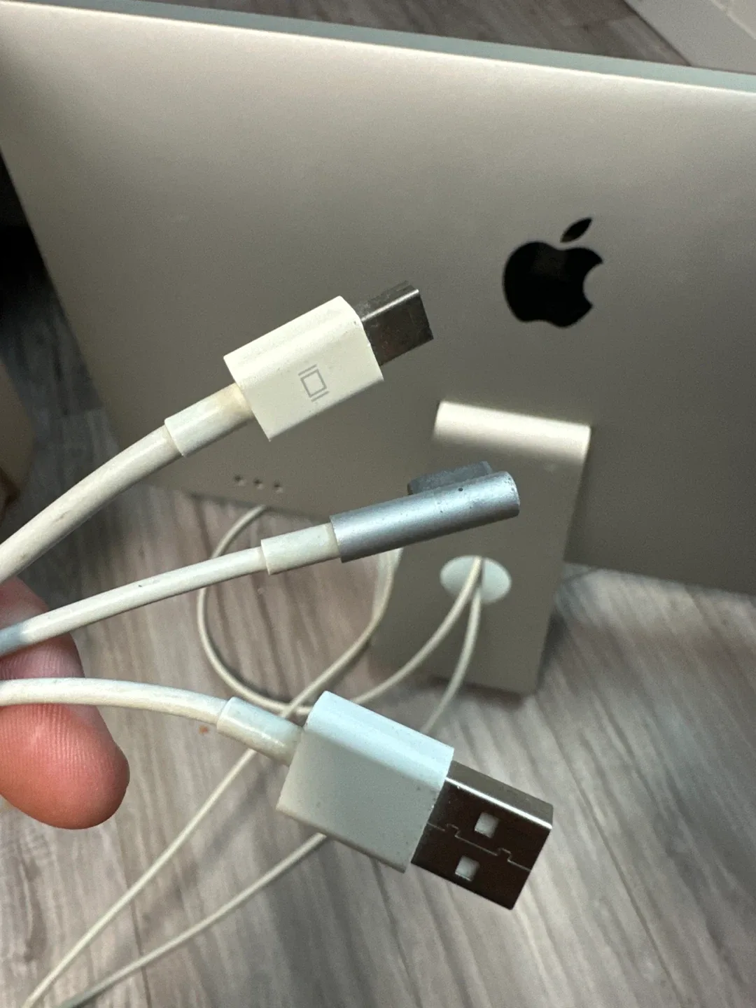 Apple 27-inch thunderbolt Desktop Monitor image indicator(3)