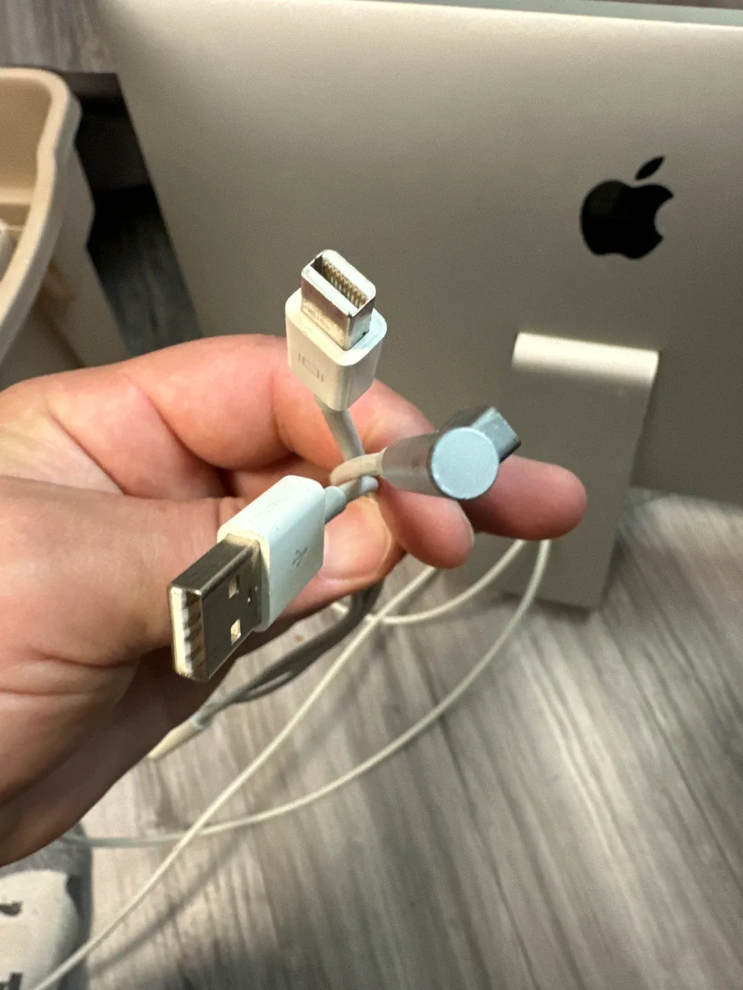 Apple 27-inch thunderbolt Desktop Monitor image indicator(4)