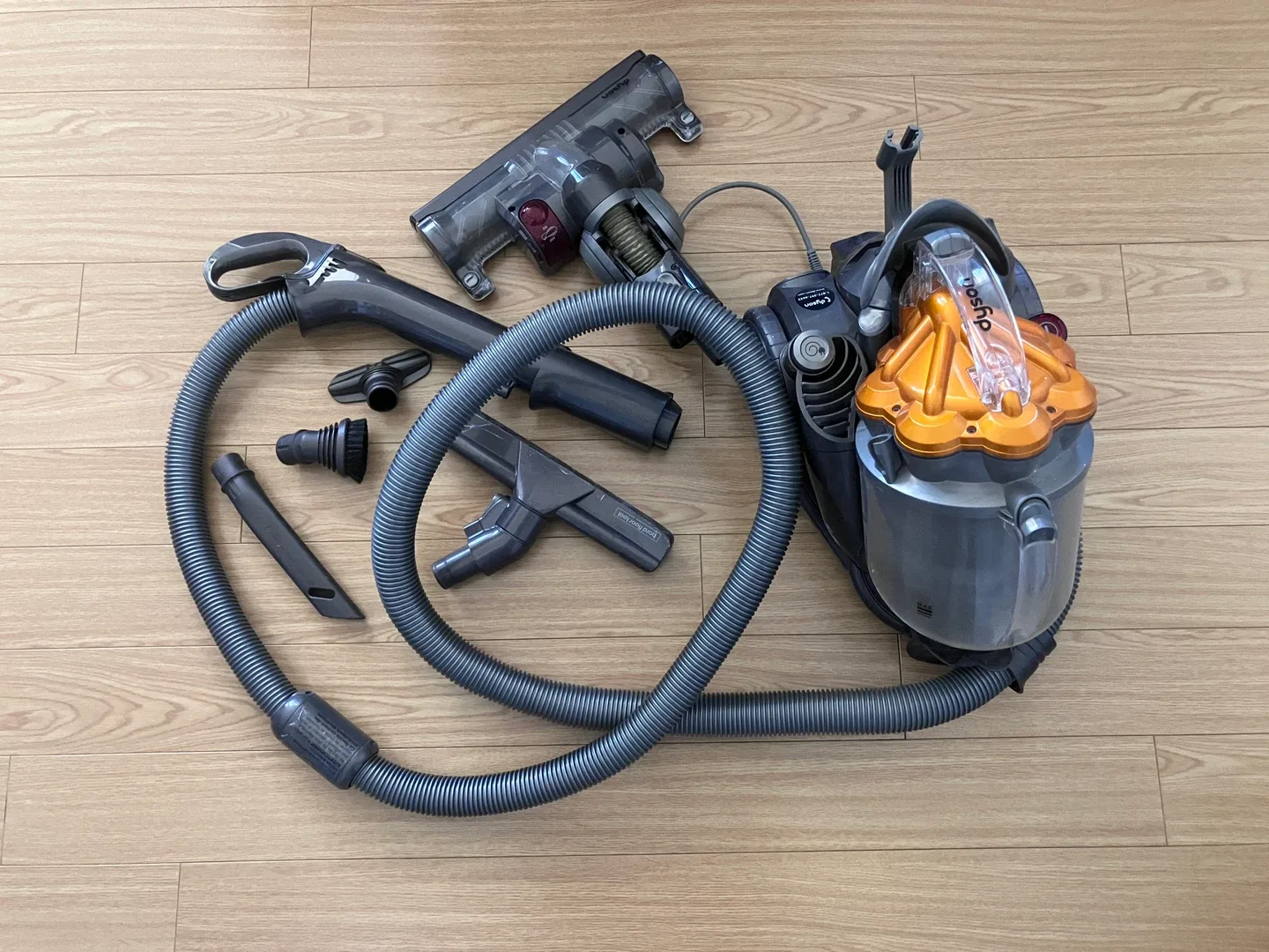 Dyson DC 21 Vacuum Cleaner with Attachments image indicator(2)