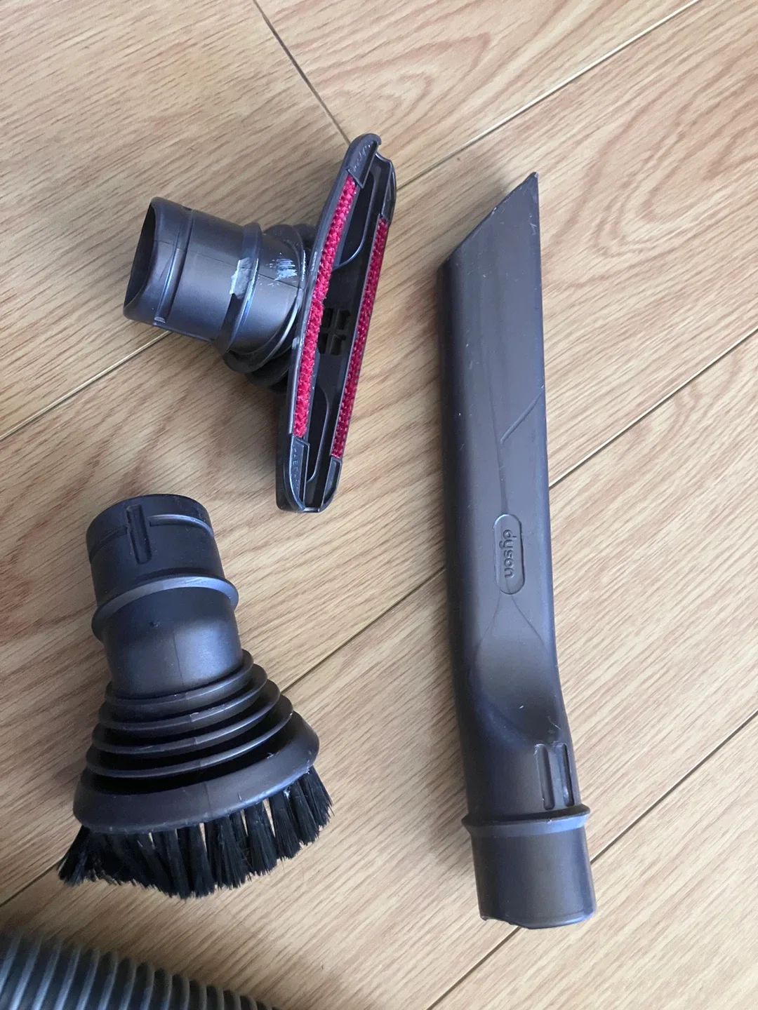 Dyson DC 21 Vacuum Cleaner with Attachments image indicator(3)