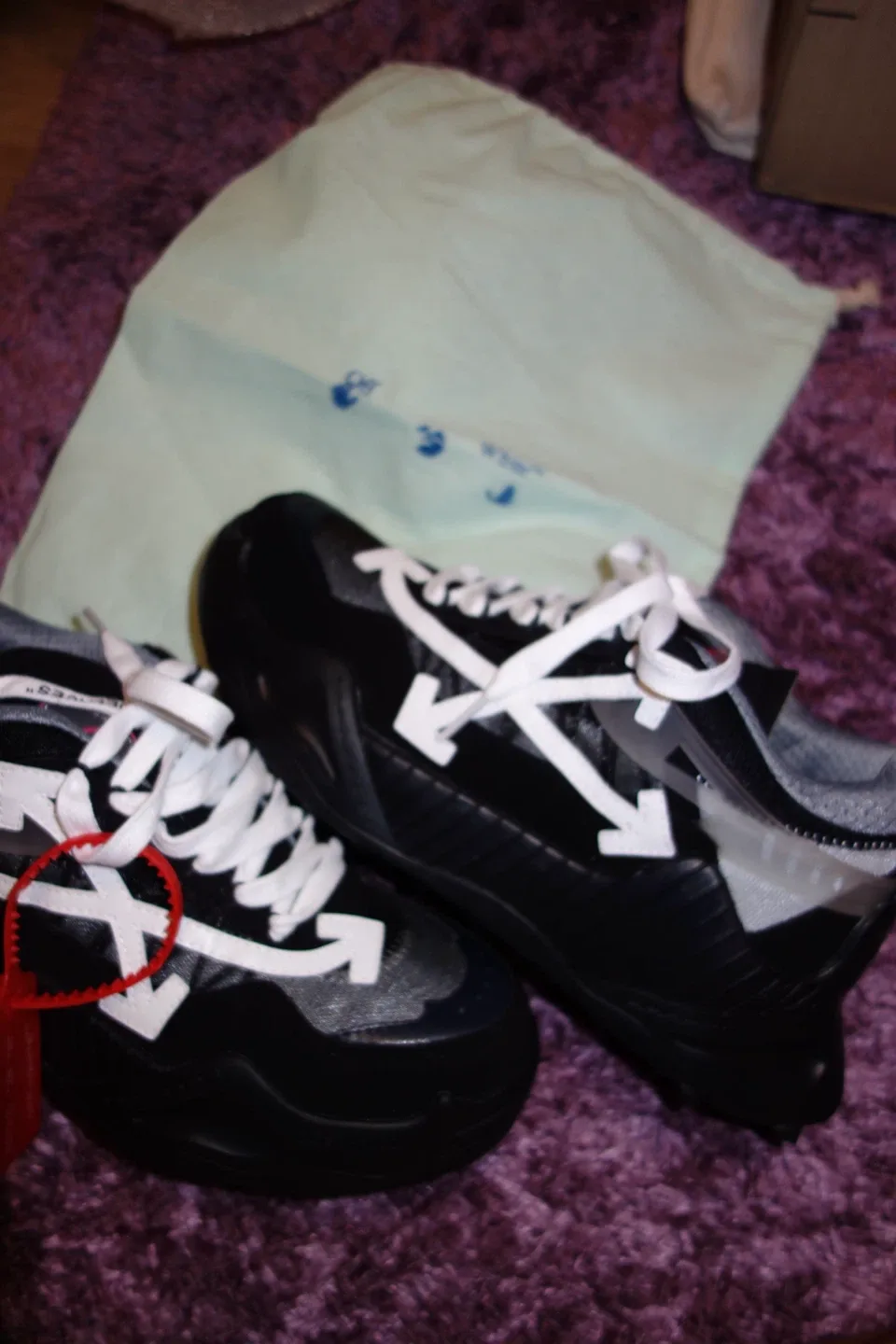 Off white sneakers women’s size 8-9 BRAND NEW NEVER WORN thumbnail