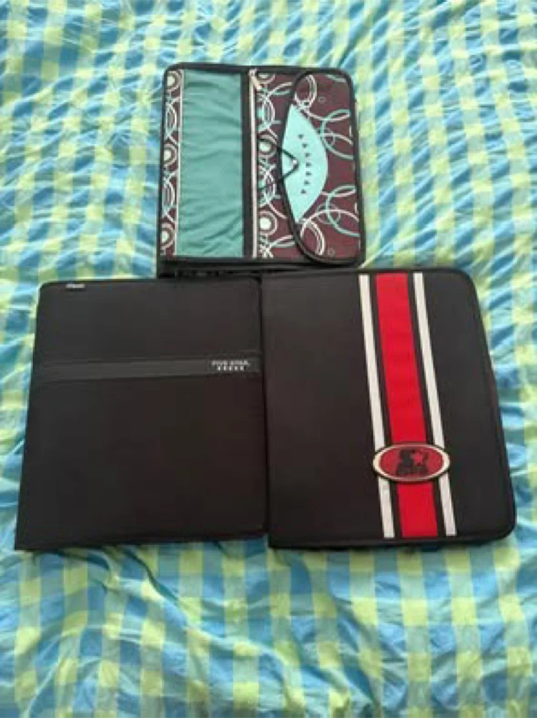 3 zip up binders (Barely used)($1 each) thumbnail