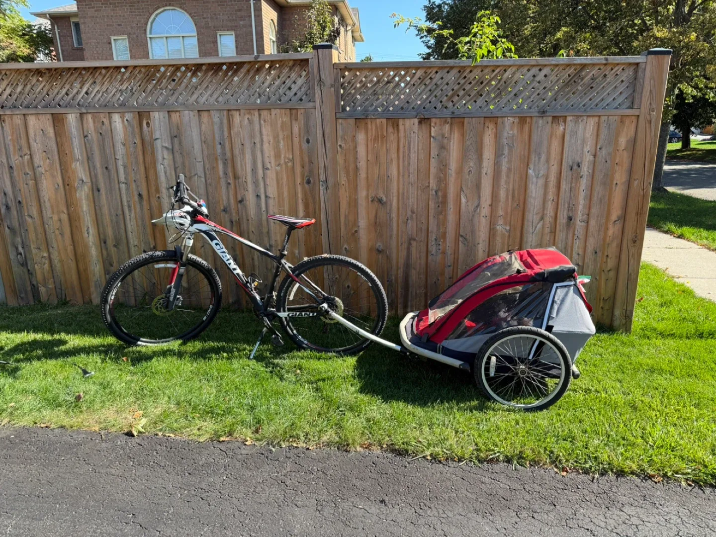 Mountain Equipment Co-op (MEC) Child Bike Trailer - Red/Grey image indicator(4)