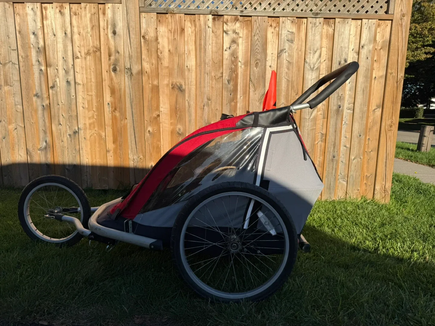 Mountain Equipment Co-op (MEC) Child Bike Trailer - Red/Grey image indicator(3)
