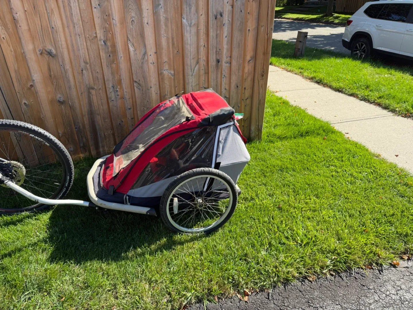 Mountain Equipment Co-op (MEC) Child Bike Trailer - Red/Grey image indicator(2)