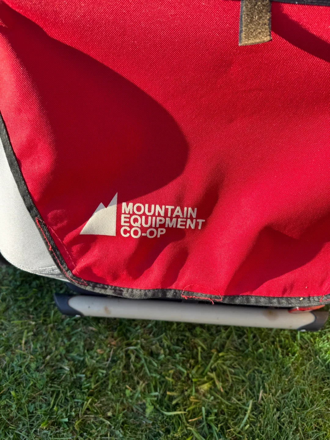 Mountain Equipment Co-op (MEC) Child Bike Trailer - Red/Grey image indicator(6)