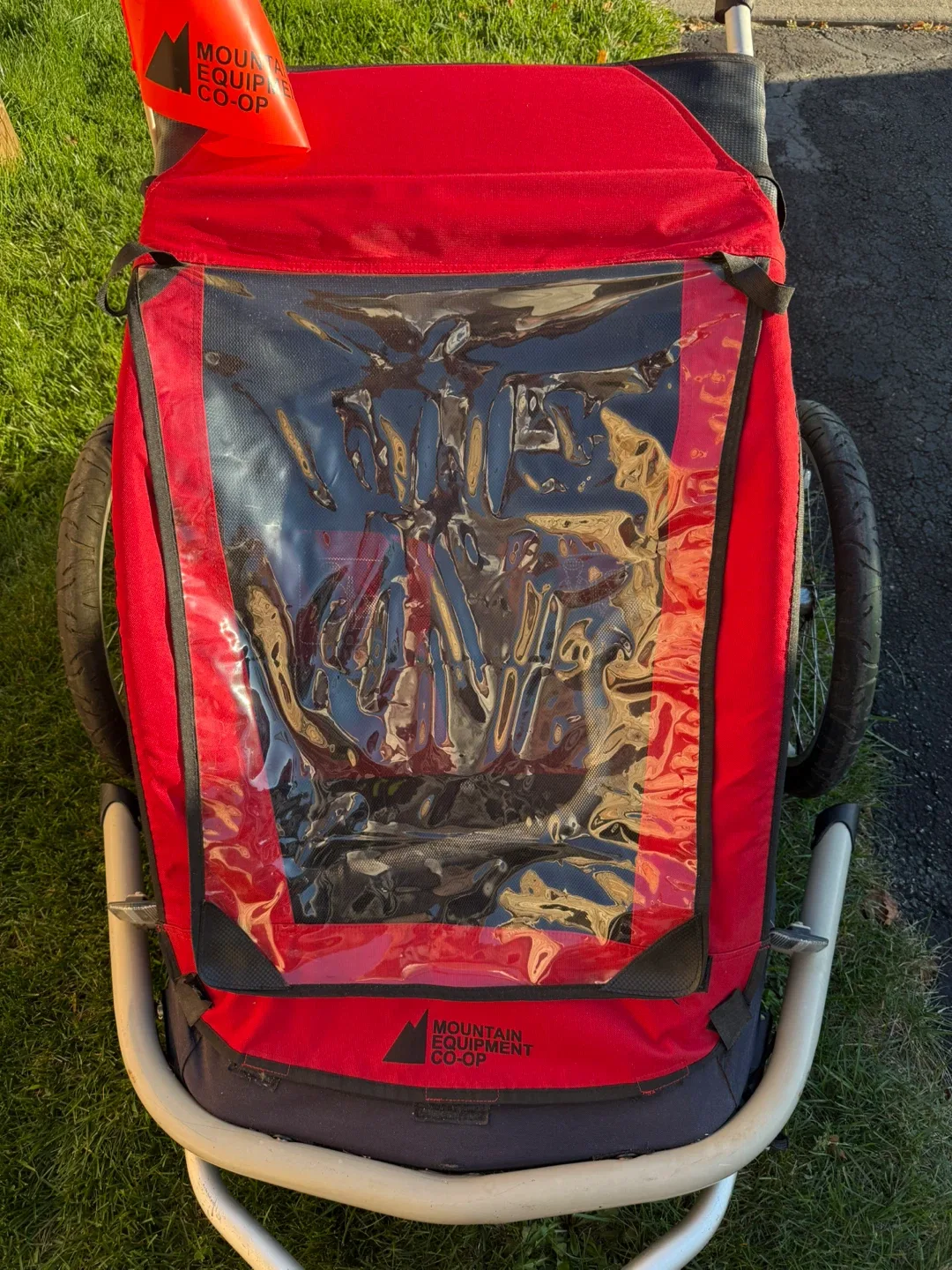 Mountain Equipment Co-op (MEC) Child Bike Trailer - Red/Grey image indicator(7)