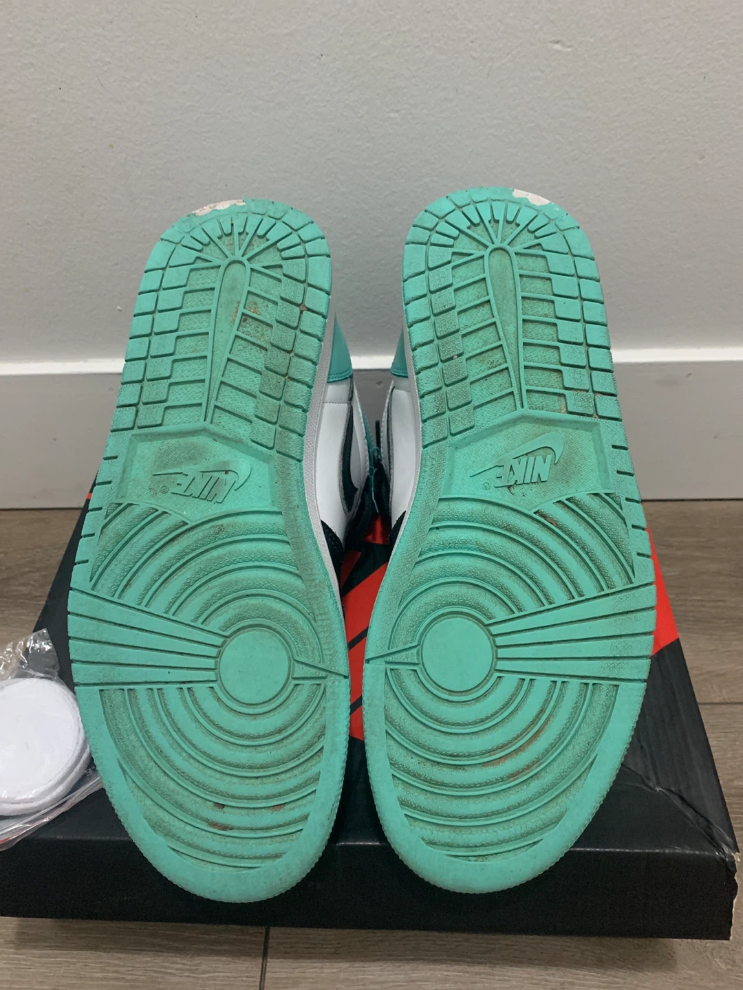 Nike Air Jordan 1 High Green Glow - photo 4