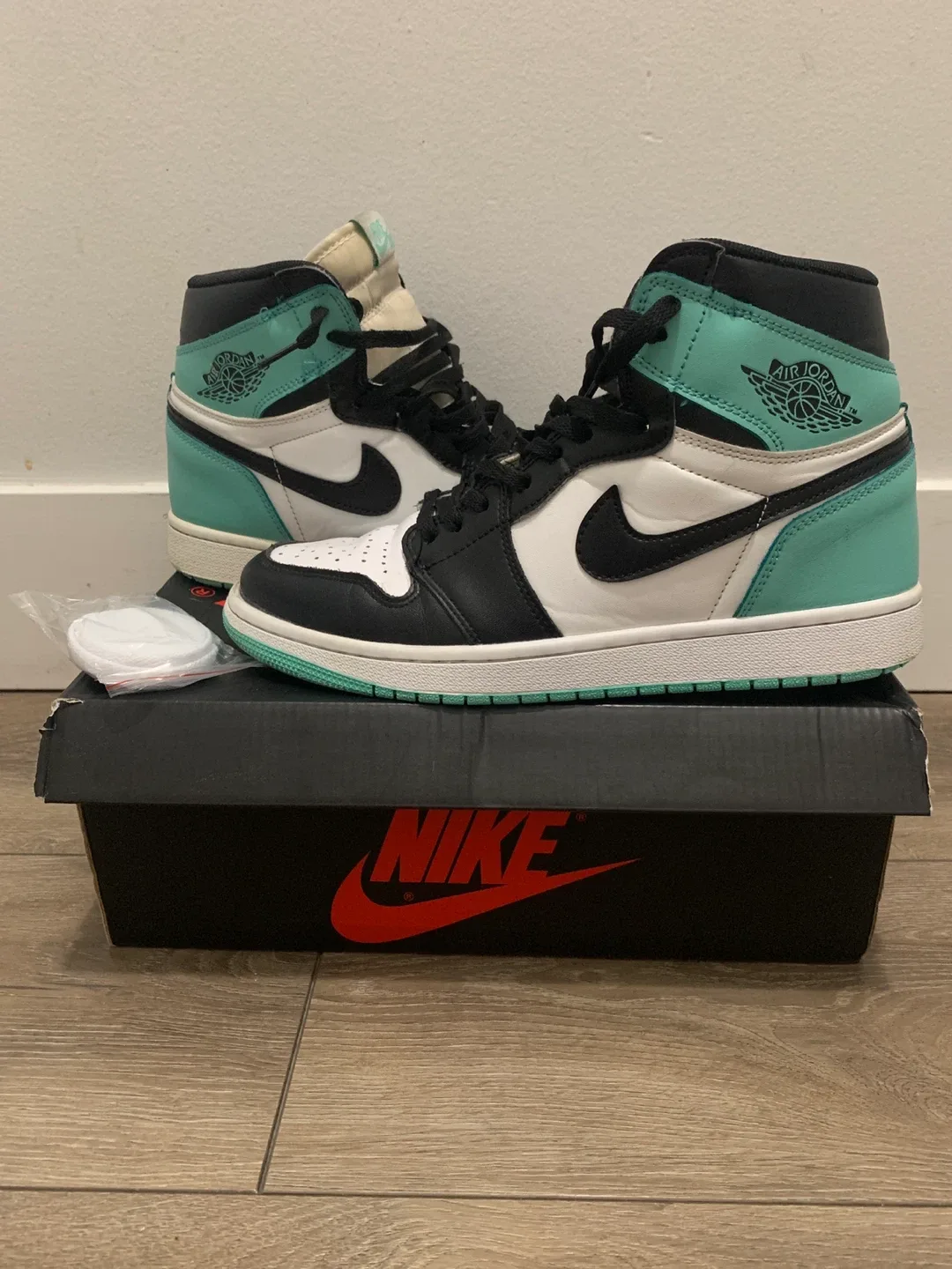 Nike Air Jordan 1 High Green Glow thumbnail