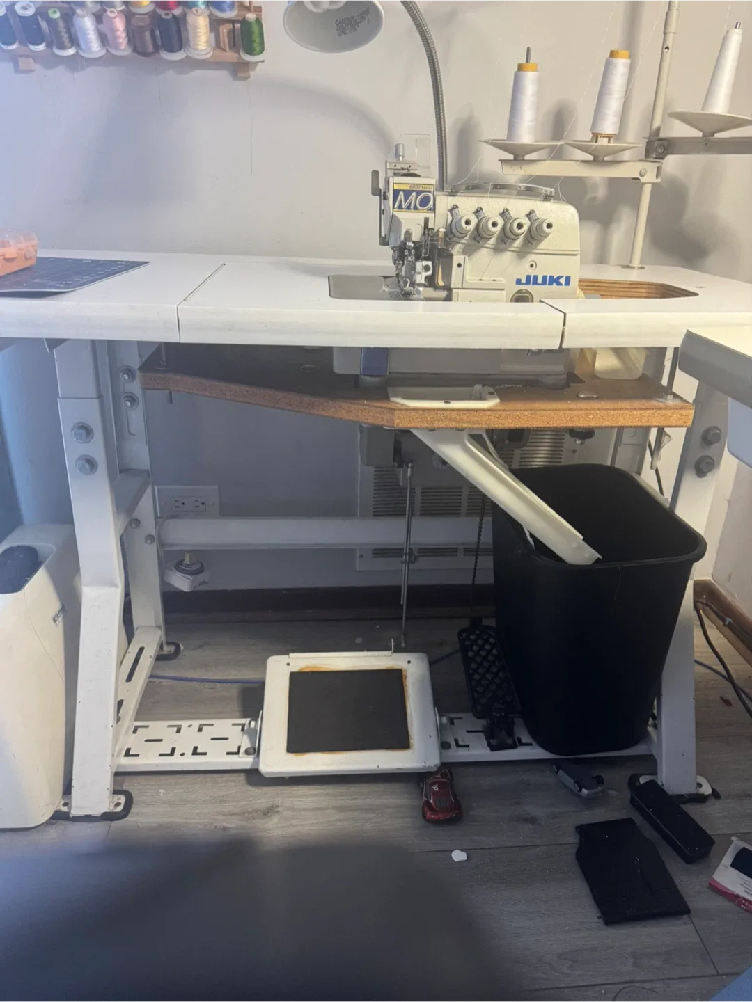 Juki MO Serger Sewing Machine image indicator(2)