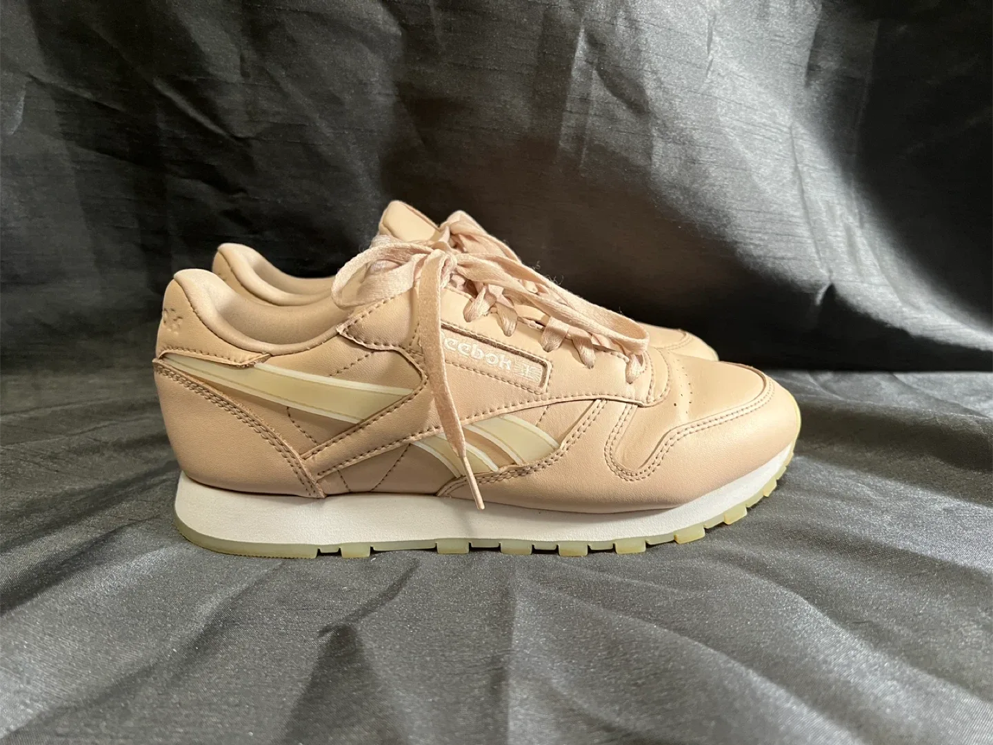 Reebok Classic Leather Shoes - Size 7.5- Peach image indicator(4)