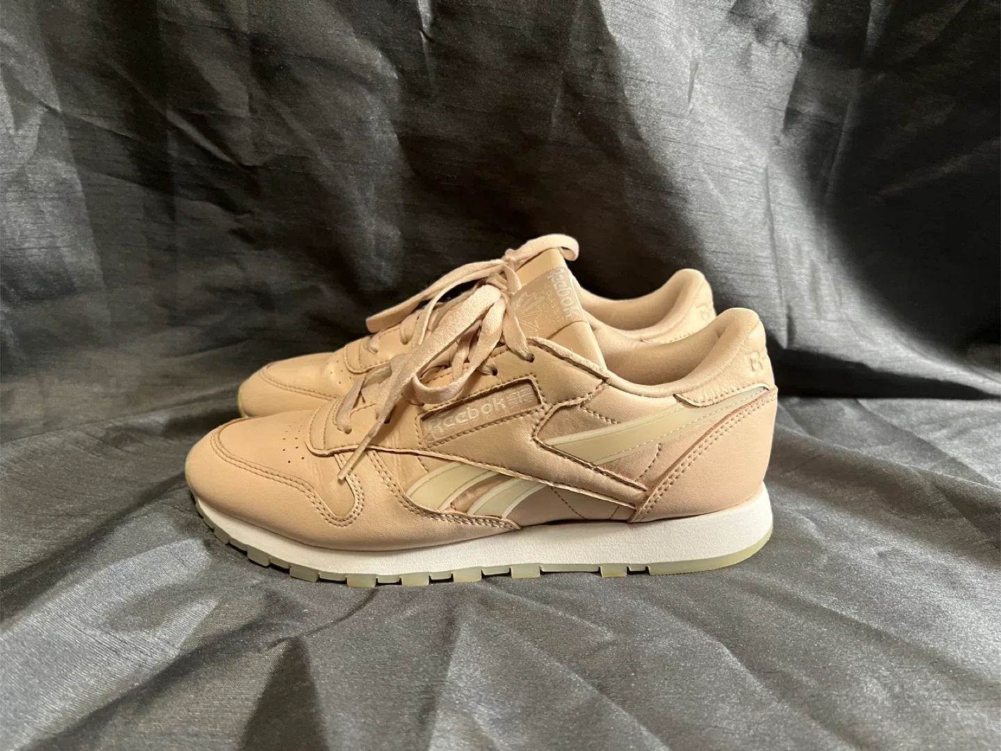 Reebok Classic Leather Shoes - Size 7.5- Peach image indicator(3)