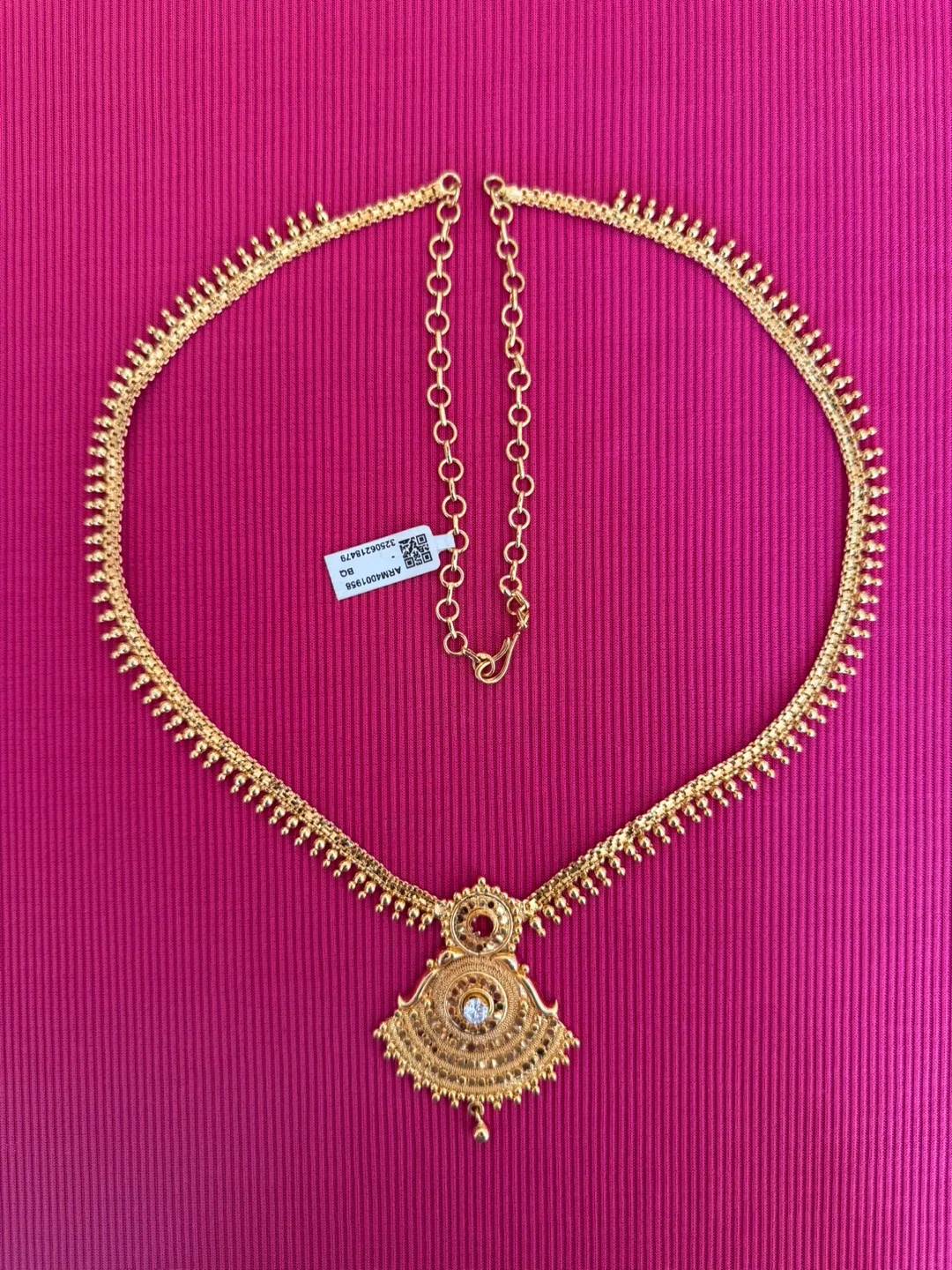 Gold-toned Necklace with Pendant 🪔 🆕 (in original condition) thumbnail