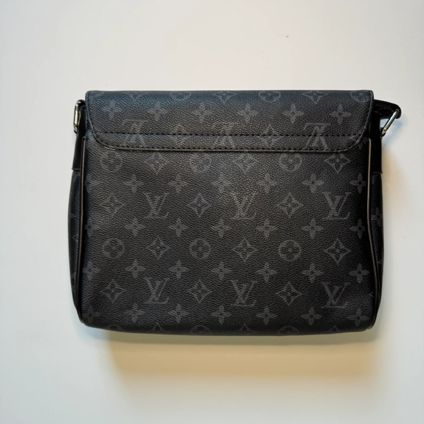 Louis Vuitton District PM NV3 Black Messenger Bag image indicator(2)