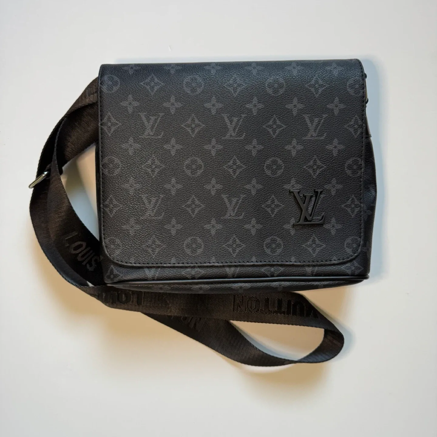 Louis Vuitton District PM NV3 Black Messenger Bag image indicator(4)
