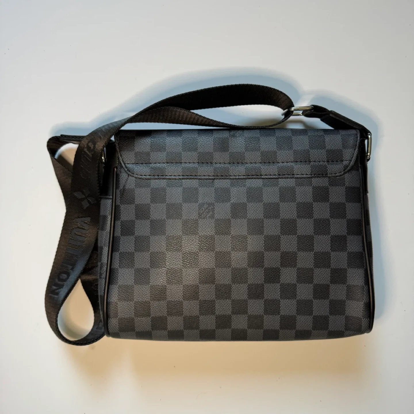 Louis Vuitton Damier Graphite Messenger Bag image indicator(2)