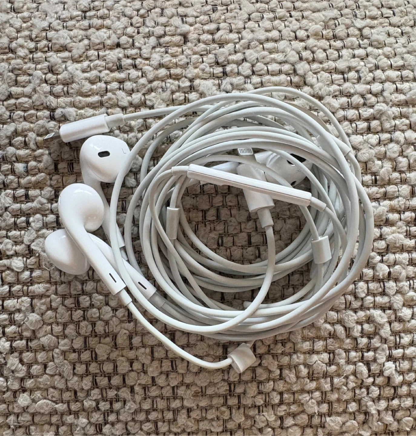 Apple Wired Earphones- Lightning Connector