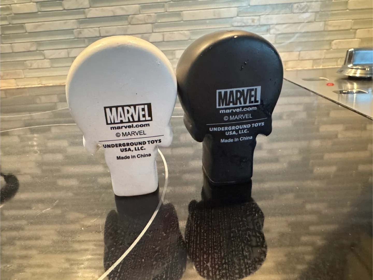 Marvel Skull table Salt & Pepper shaker image indicator(2)