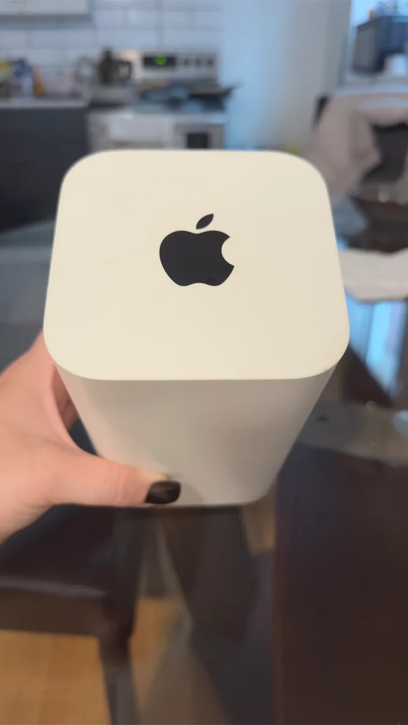 Apple AirPort Extreme Base Station thumbnail